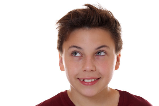 Teenager Junge Kind beim Lachen und Schauen nach oben