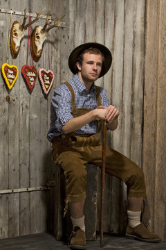 junger Mann mit Lederhose