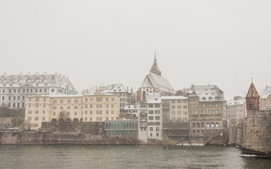 Fototapeta premium Basel, Stadt, Altstadt, Martinskirche, Mittlere Rheinbrücke, Rhein, Rheinufer, Grossbasel, Winter, Weihnachten, Schweiz
