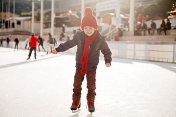 Happy boy with red hat, skating during the day - obrazy, fototapety, plakaty