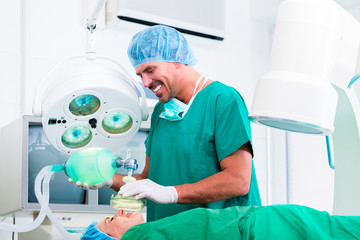 Chirurg vor Operation hält Hand von Patientin