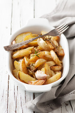 Cooked potatoes with rosemary, garlic and lemon