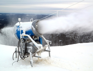 Schneekanone macht Schnee auf der Skipiste