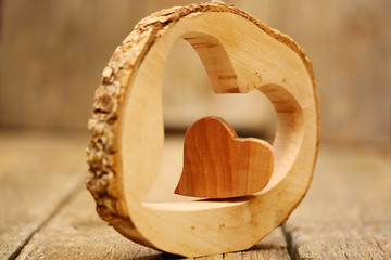 zwei Herzen aus Holz
