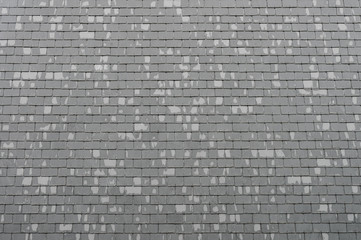 Fototapeta na wymiar Hintergrund regennasse Schieferfassade beim Abtrocknen