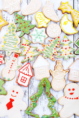 Fototapeta premium Christmas gingerbread cookies on color wooden table background