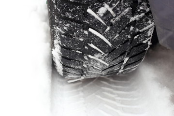 Schnee mit Reifenprofil