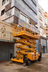 elevador industrial en la fachada de un edificio