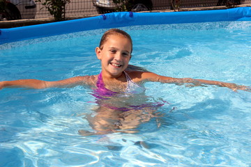 bambina in piscina