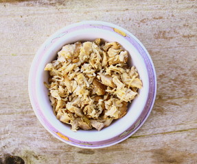 viande pour chat dans une écuelle