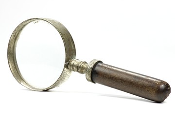 alte Lupe isoliert auf weißem Hintergrund