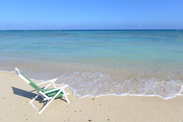 穏やかな海とビーチチェアー