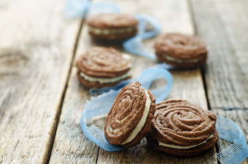 Obraz na płótnie Canvas chocolate cookies sable with cream cheese