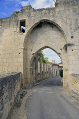 Fototapeta na wymiar Weinbau Bordeaux: Historisches Stadttor (Porte de la Cadène) in Saint-Emilion