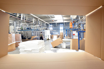 Interior einer Fabrik im Blick durch Karton