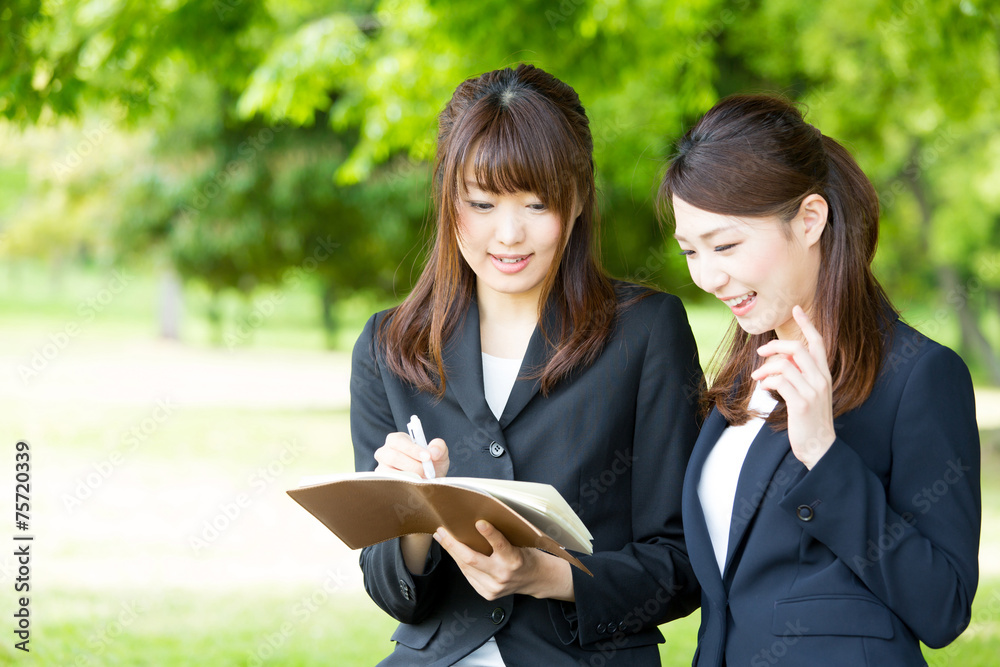 Wall mural asian businesswomen working in the park