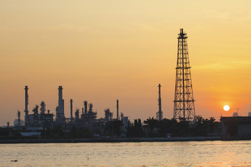 Obraz premium oil refinery plant with morning light