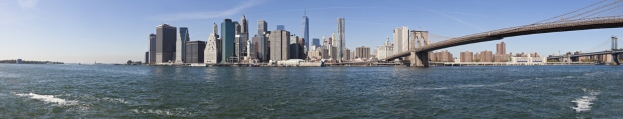 Fototapeta na wymiar The New York City skyline w Brooklyn Bridge-extra large