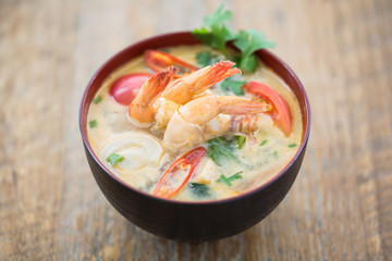Tom yum goong, soupe Thaïlandaise épicée aux crevettes - 75723557