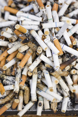 大量のタバコの吸殻