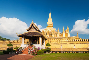 Fototapeta na wymiar The golden pagoda wat Phra That Luang in Vientiane, Laos
