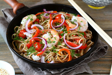 Buckwheat noodles with shrimp, peppers and tomatoes