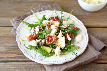 Delicious salad with arugula, sliced ​​pears and figs