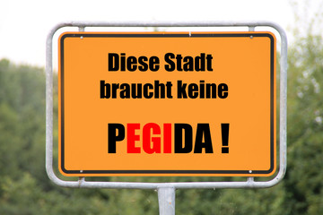 Ein Schild gegen Pegida