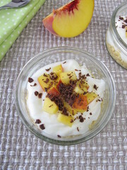 Kuchen ohne Backen mit Pfirsich und Schokoladenstreuseln