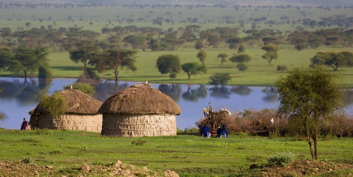 Fototapeta Huttes Maasaï au bord du lac