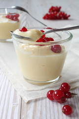 Vanille-Pudding mit roten Johannisbeeren