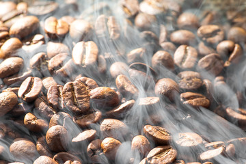 Frisch geröstete Kaffeebohnen im Sack