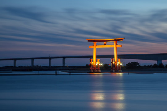 Fototapeta 浜名湖　鳥居のライトアップ