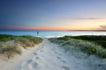 Poster Zandstrandpad bij zonsondergang, zonsondergang Australië © Leah-Anne Thompson