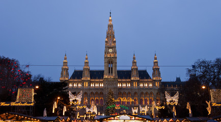 Fototapeta na wymiar The Vienna City Hall (Rathaus) with Christmas Market
