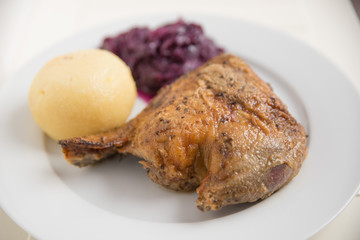 Entenbrust mit Rotkraut und Knödeln