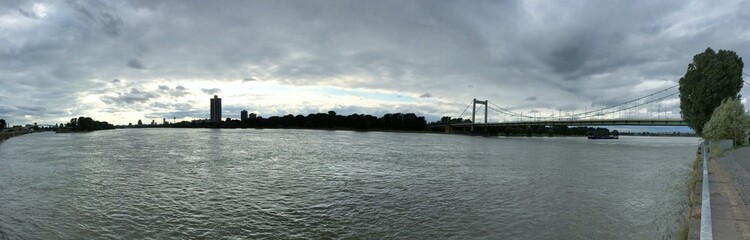 Obraz premium Panorama am Rhein bei Mülheimer Brücke