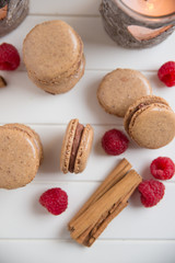 Macarons mit Zimt und Himbeeren