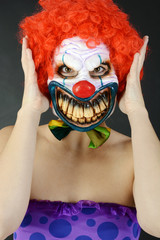 Clown zu Halloween mit Horror-Maske