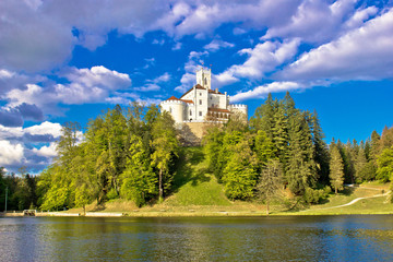 Naklejka premium Odyllic lake hill castle of Trakoscan