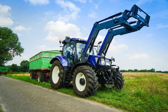 Getreideernte, Schlepper und Anh&auml;nger beim Getreidetransport