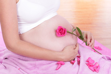 Babybauch mit Rose