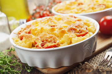 Pasta baked with tomato and cheese