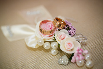 wedding rings with rose flowers