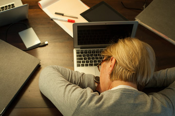 Frau schlafend am Computer