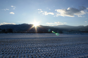 冬の田園風景の日の出