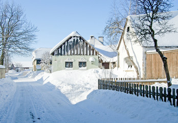 Fototapeta premium Dorfstraße im Winter