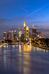 Obraz premium Night view on the Frankfurt skyline 
