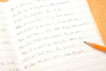 机の上の英語のノート