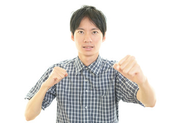 ガッツポーズの男性